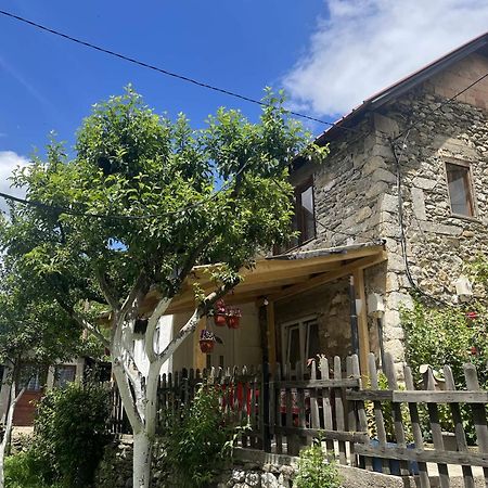 Guest House Guri Vuthaj Exterior foto