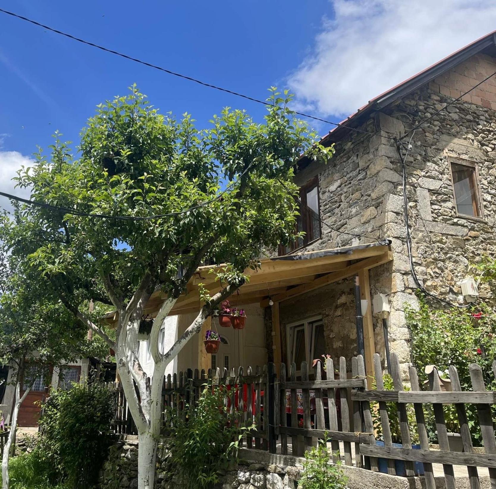 Guest House Guri Vuthaj Exterior foto