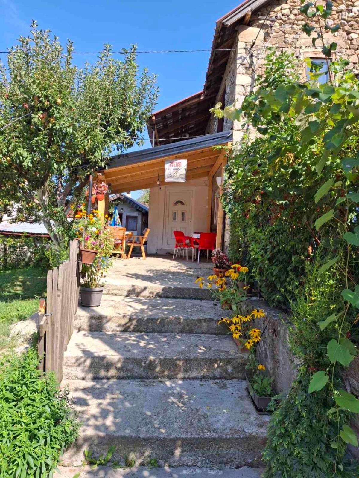 Guest House Guri Vuthaj Exterior foto